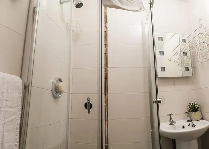 Gasthof The Lemon Leaf Cafe Bar And Townhouse